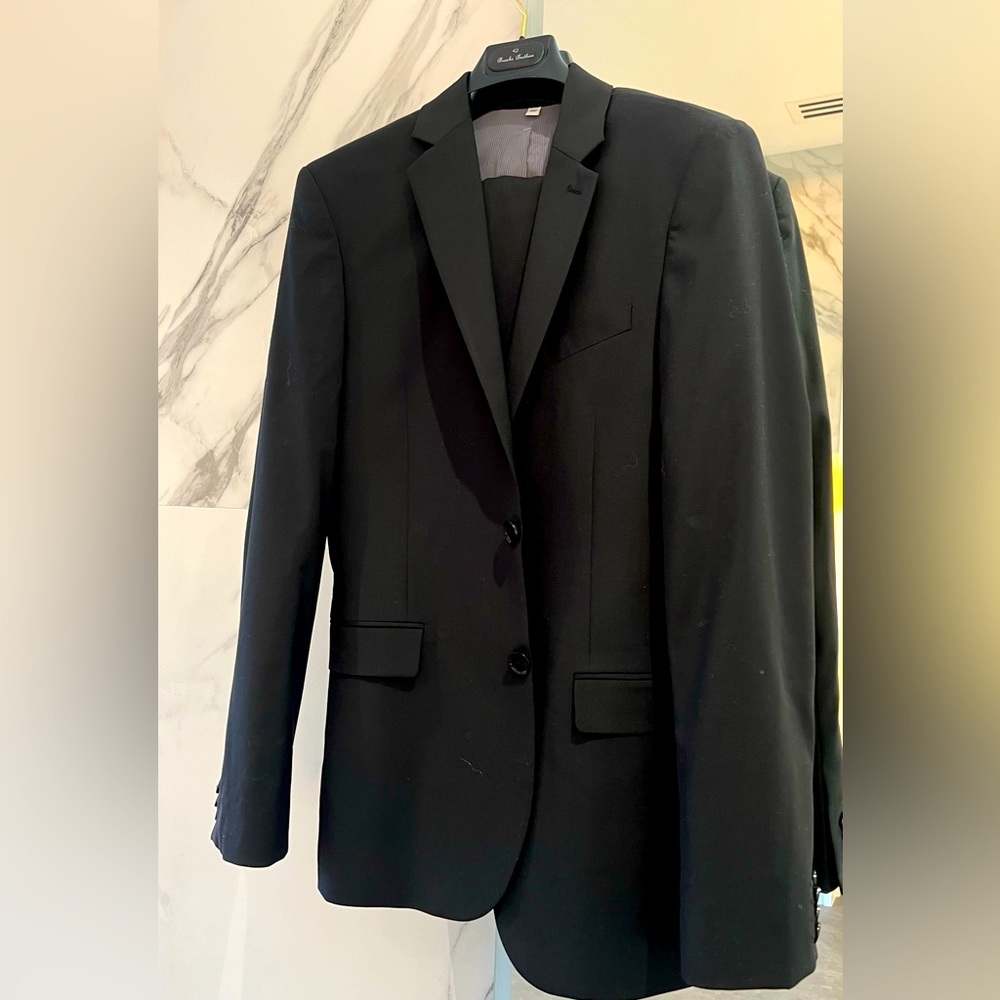 Slim fit Express Suit with jacket, Slacks and two dress shirts from Calvin Klein